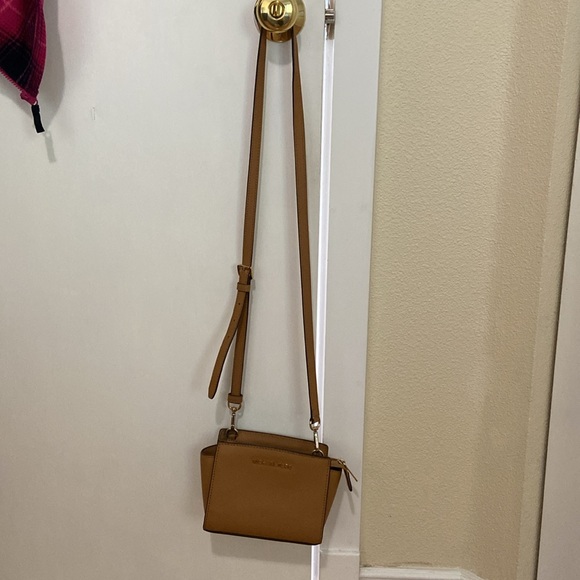 Small Michael Kors Handbag - Picture 2 of 14